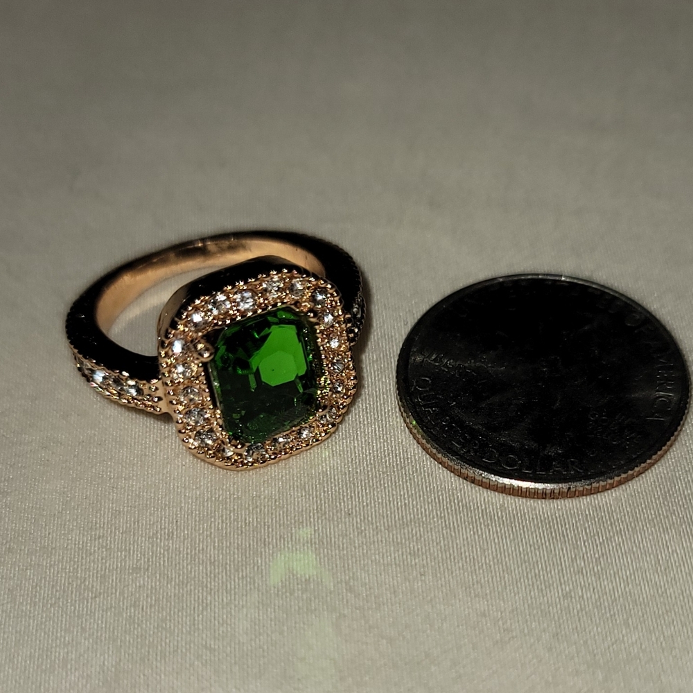 Emerald Cocktail Ring 💍 - Picture 3 of 3